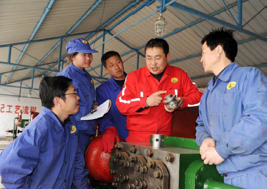 ●卢建强不但在手艺学习上严酷要求自己，还乐于把履历与各人分享。 摄影/靳红昌